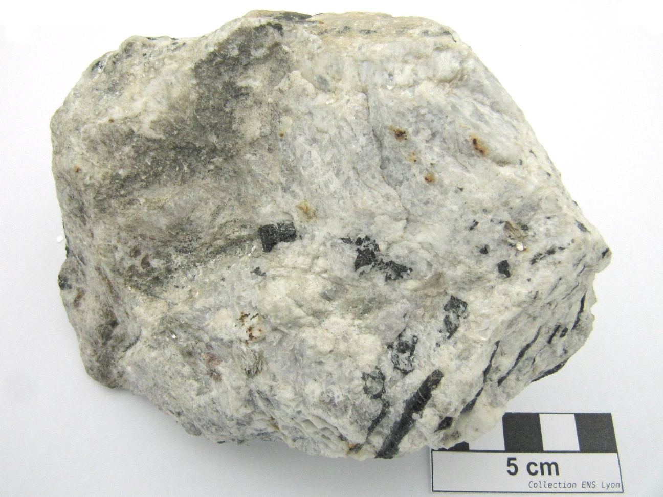 Pegmatite à tourmaline Pegmatite à tourmaline  Montagne de Tabe Vernaux Carrière de talc